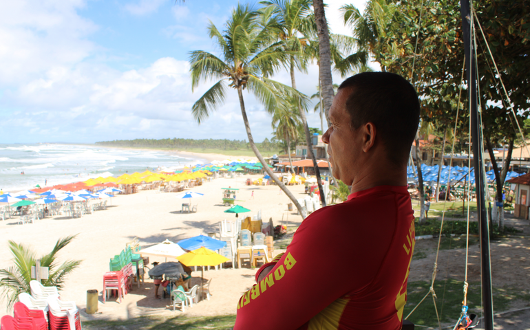 Guarda-vidas resgatam surfista mineiro preso em corais na Praia da Sereia