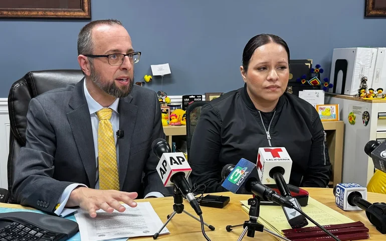 Advogado de homem baleado pela imigração na Califórnia afirma que seu cliente não tentou atropelar os agentes