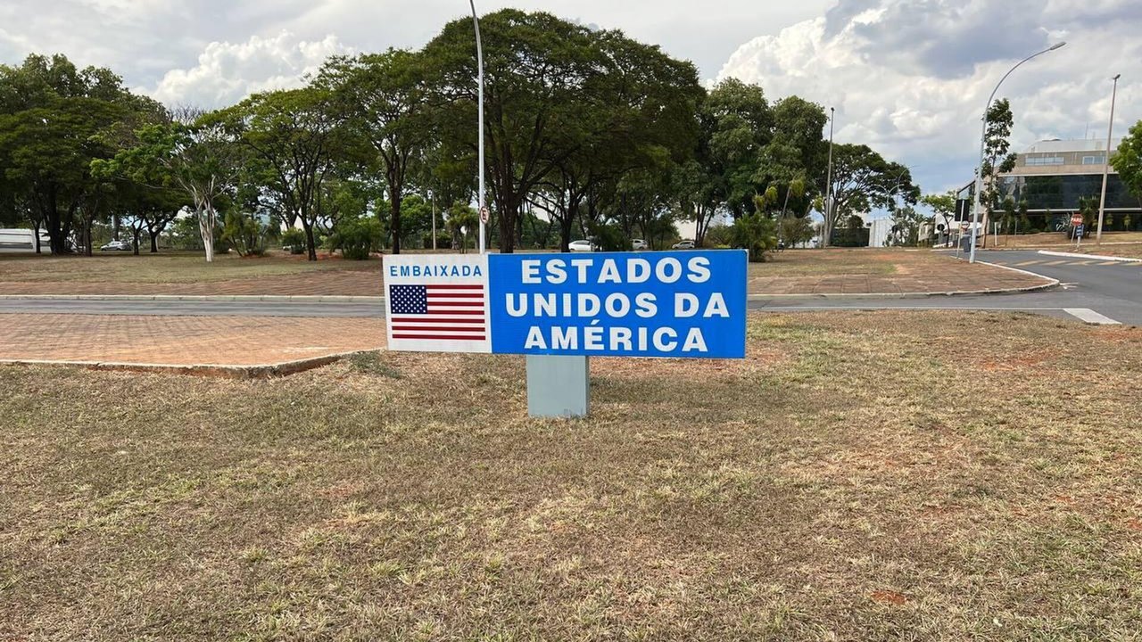 Brasil convoca representante dos EUA no país para explicações sobre voo com deportados