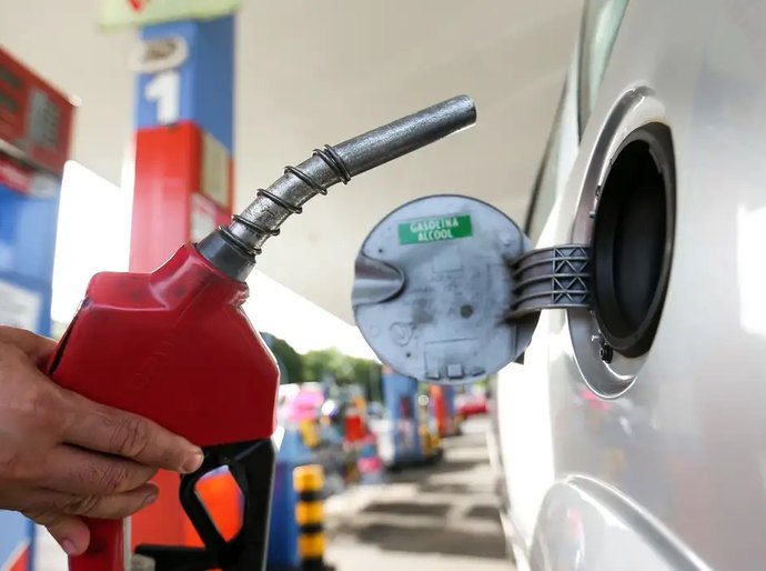 Combustível: governo prevê queda de preço se petróleo mantiver cotação