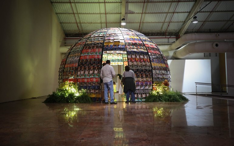 Maloca instagramável é revestida por 2 mil revistas Graciliano