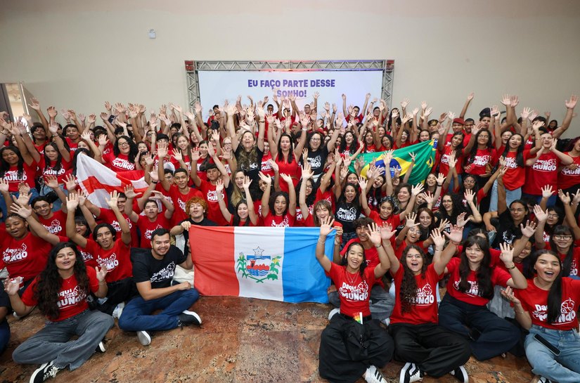 Governo de Alagoas entrega kits para estudantes intercambistas do Daqui pra o Mundo