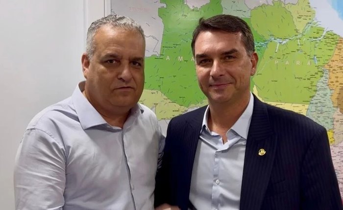 Ao lado de Flávio Bolsonaro, relator da CPMI do INSS se filia ao PL