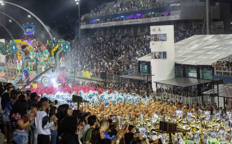 Desfile em SP é marcado por emoção, crítica social e referências culturais