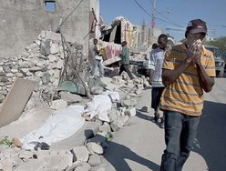 Sobreviventes e mortos se misturam na paisagem devastada de Porto Príncipe, capital haitiana