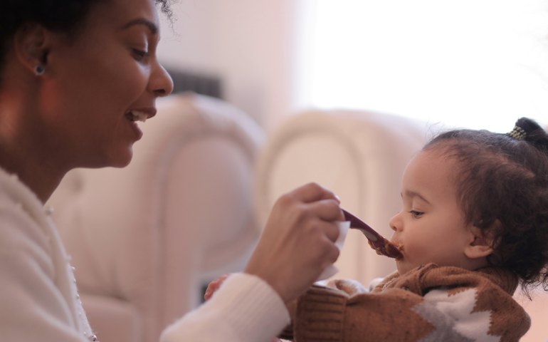 Introdução alimentar de bebês pode ser difícil para maioria
