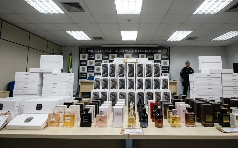 'Muamba de luxo': PRF apreende R$ 150 mil em iPhones e iPads em São Sebastião; trio trazia carga de Foz do Iguaçu