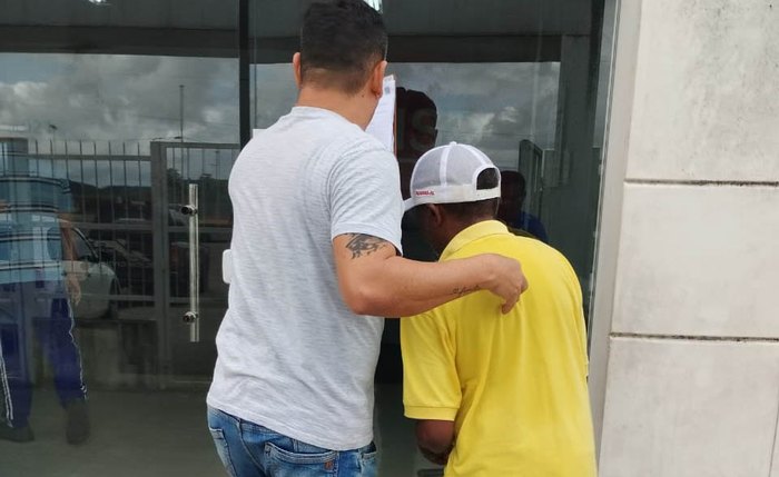 Acusado sendo preso Acusado sendo preso