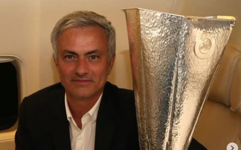 Mourinho negocia com Benfica, rival histórico e que o eliminou da Champions League há 15 dias
