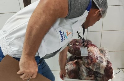 Vigilância Sanitária apreende 80 kg de carnes estragadas em frigorífico