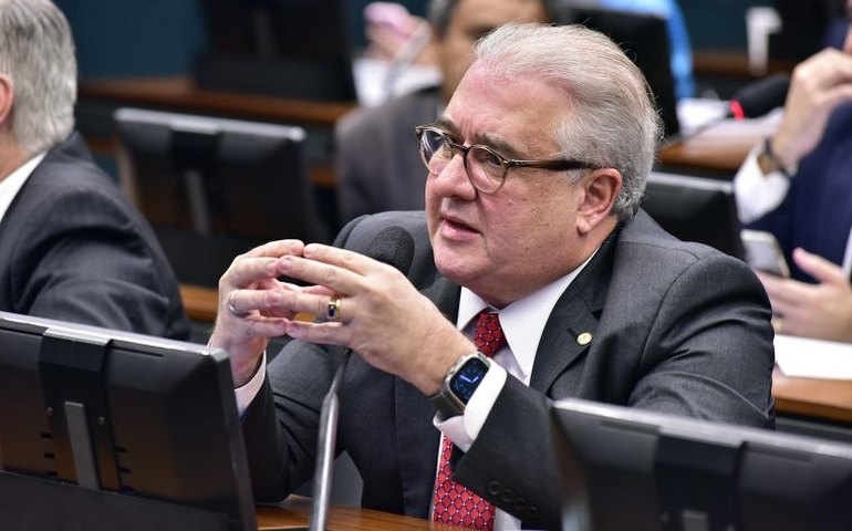 Comissão aprova projeto que regulamenta a venda de pneus reformados