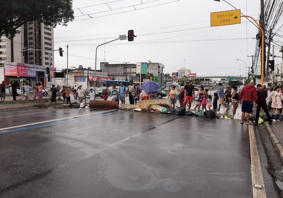 Desalojados, moradores bloqueiam a Fernandes Lima