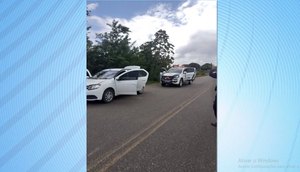 Carro roubado deixado para trás pelos suspeitos e apreendido pela polícia. / Foto: Imagem: Reprodução/TV Atalaia