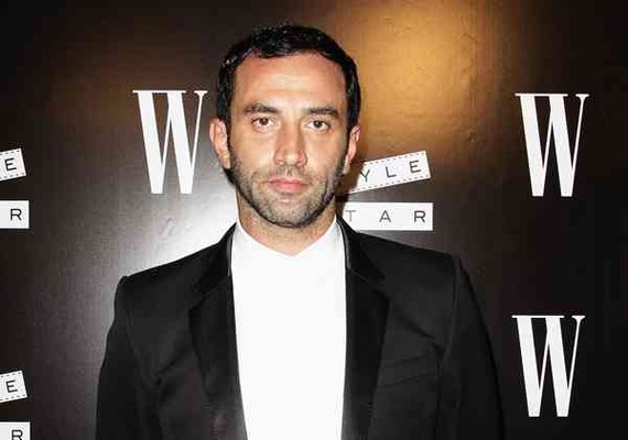 Sob a nova direção do italiano Riccardo Tisci, Burberry atualiza ícones
