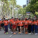 Mulheres das forças de segurança percorrem orla de Maceió para divulgar programa