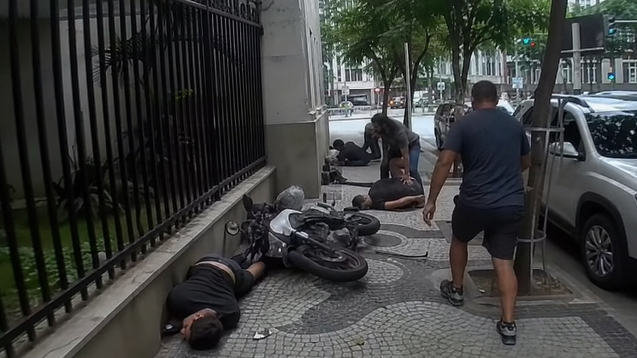 Vídeo: Moto invade calçada durante perseguição em Copacabana, e suspeito é preso após perder o controle