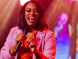 Elaine Martins promove a tocante “O Segredo Pra Vencer”