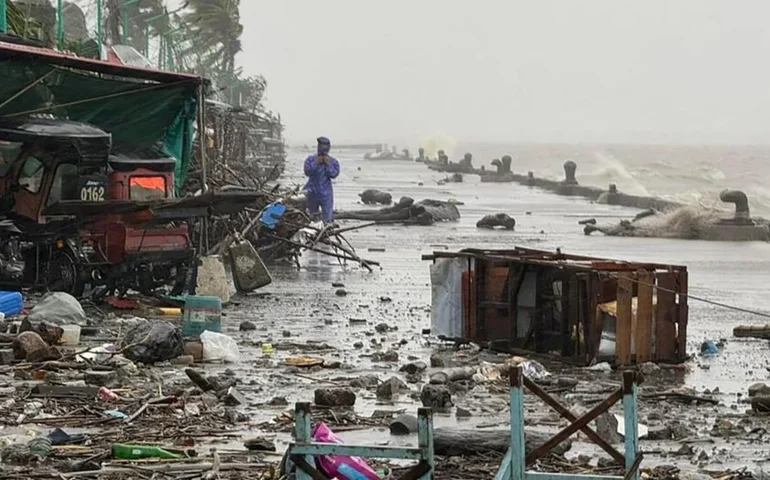 Supertufão Ragasa atinge Hong Kong e o sul da China após causar mortes em outros países