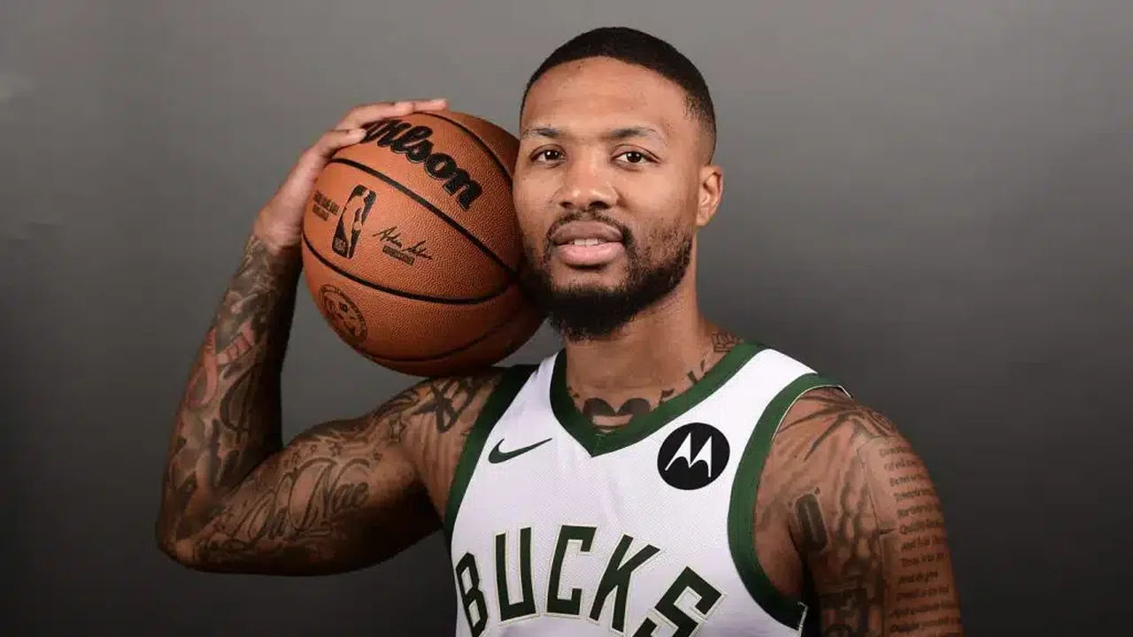 Eliminado da NBA Cup, Damian Lillard tocou taça do torneio antes da semifinal