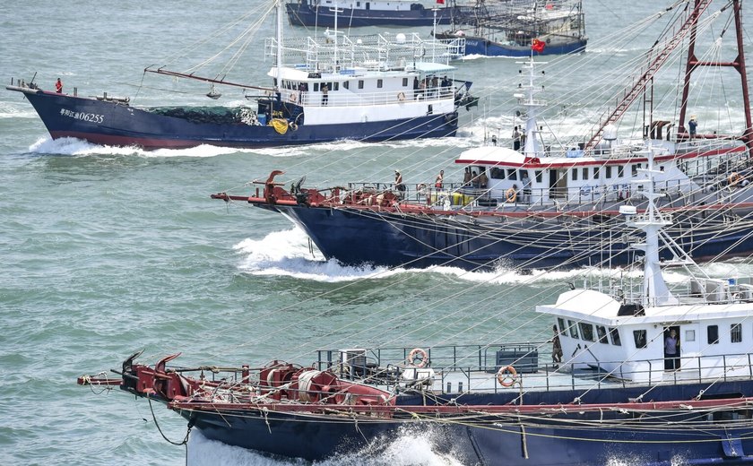 Frota de pesca chinesa tenta escapar da fiscalização peruana