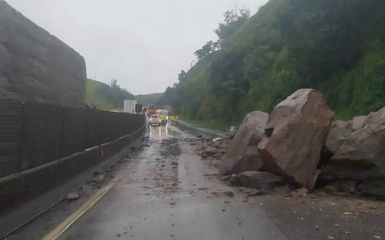 Queda de barreira fecha pista da Via Dutra na região de Barra Mansa, no Rio