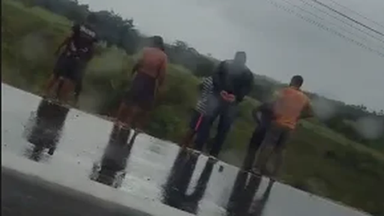 Hilux branca capota no povoado Santo Antônio (Gavião), em Palmeira dos Índios