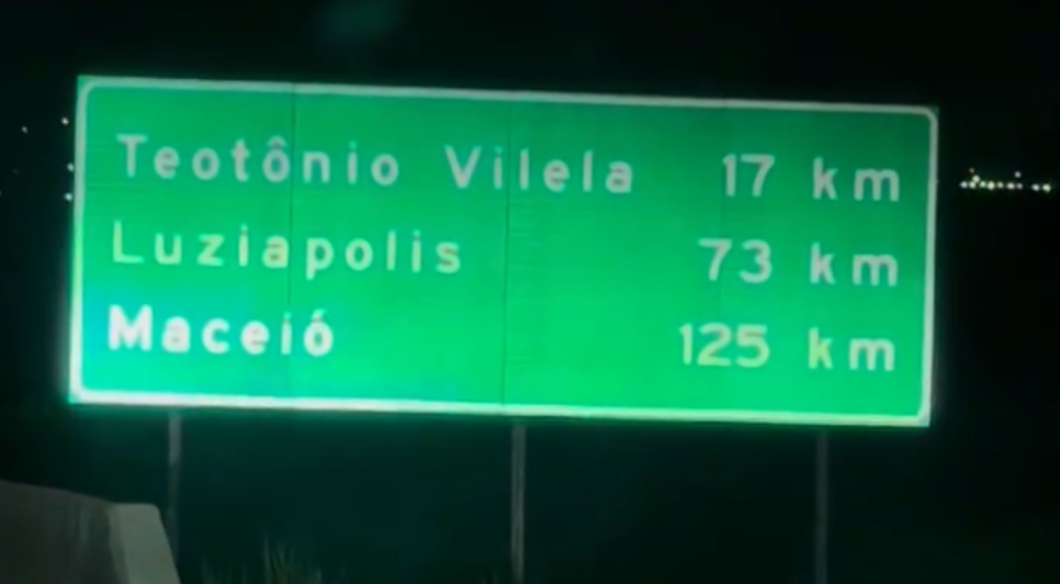 Placa em Junqueiro aponta distância de 56km entre município e distrito vizinho
