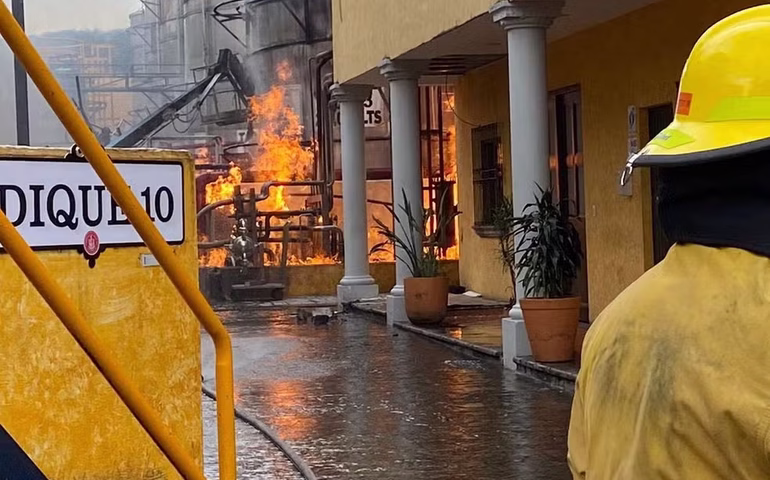 Cinco mortos em explosão numa fábrica de tequila no México; vídeos