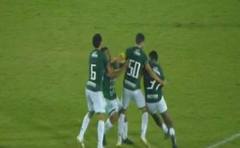 Após trocarem socos, dois jogadores do Guarani pegam quatro jogos de suspensão