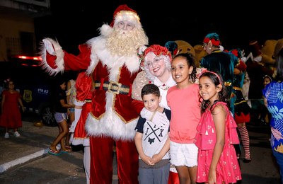 Parada Natal Mágico encanta com um belo desfile no bairro Palmeira de Fora