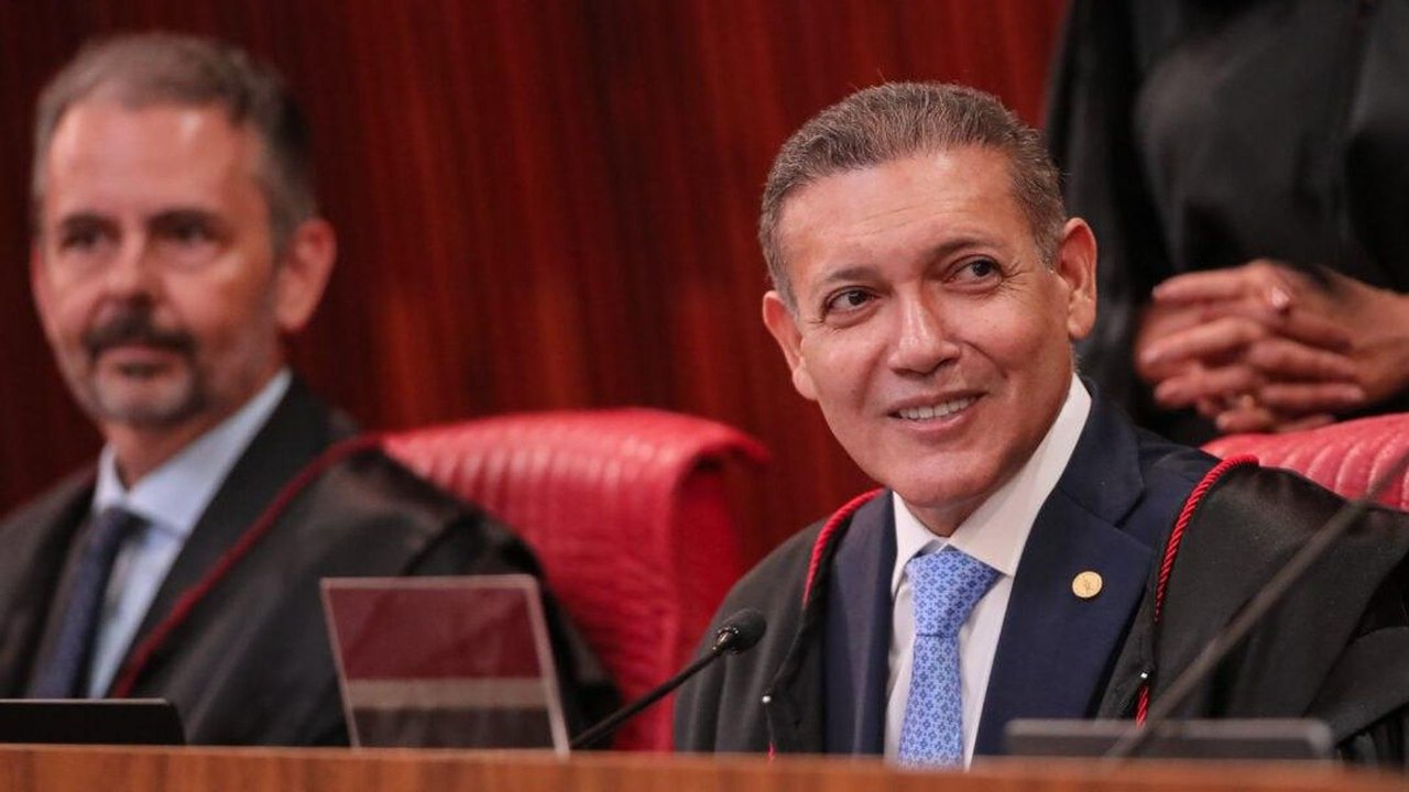 Presidente do TSE vota em Brasília no 1º turno