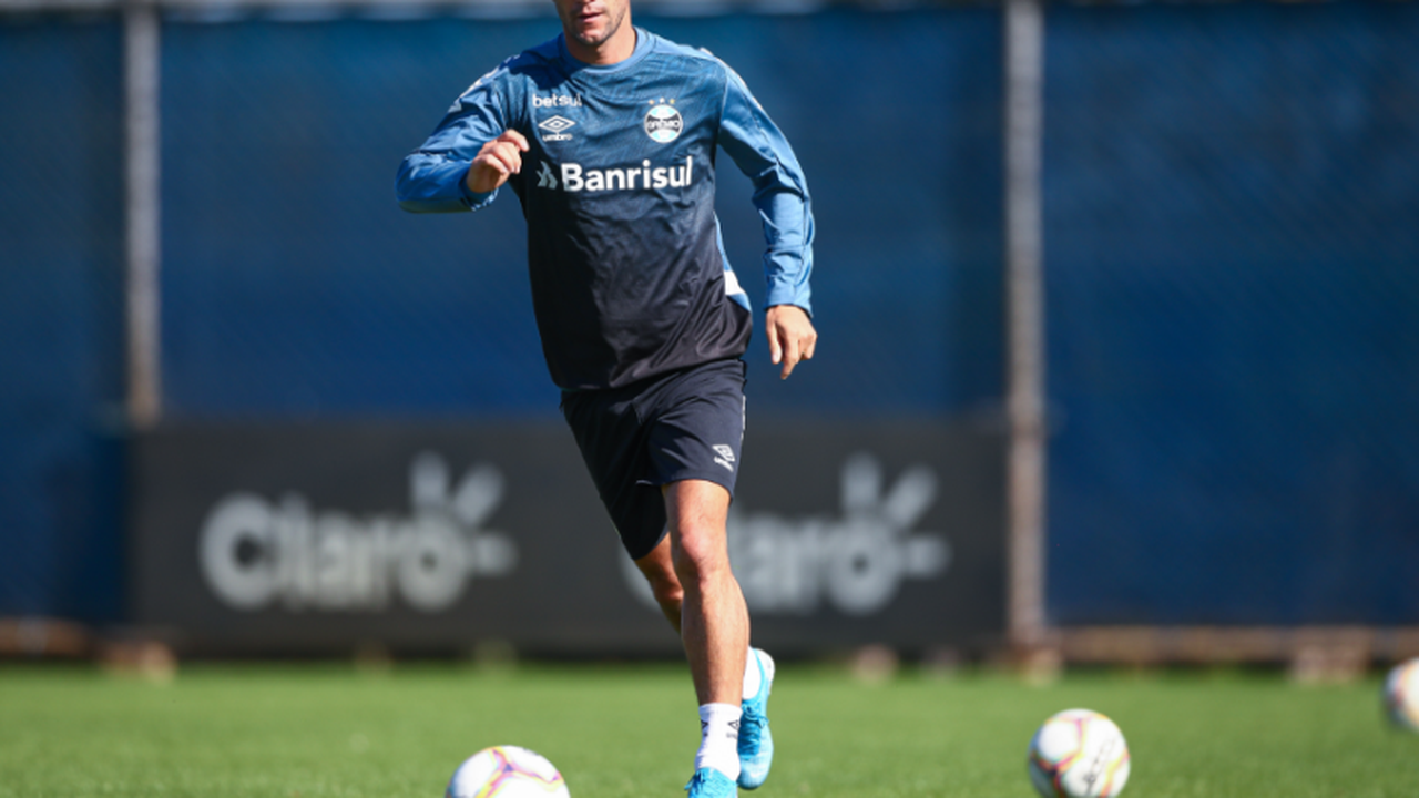Em dia de 1º treino com bola do Grêmio, Thiago Neves diz ‘ralar’ para ser ídolo