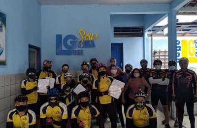Ciclistas de Coruripe realizam ação solidária para estudantes sem acesso à internet