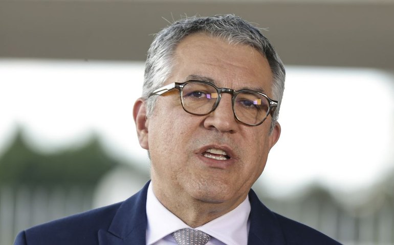 Lula demite Nísia Trindade e confirma Padilha como novo ministro da Saúde