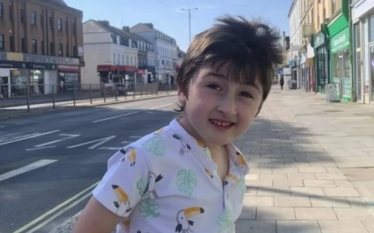 Menino de cinco anos morre afogado uma hora após chegar em resort, na Inglaterra