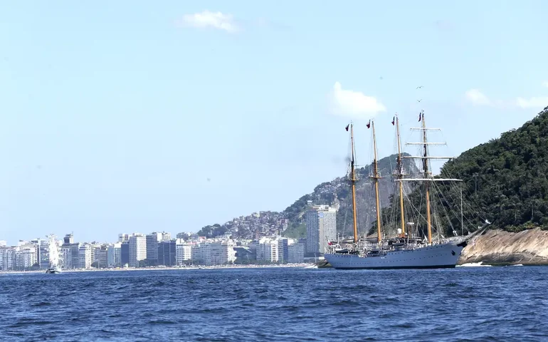 Navio naufraga em Pernambuco e autoridades buscam 5 desaparecidos