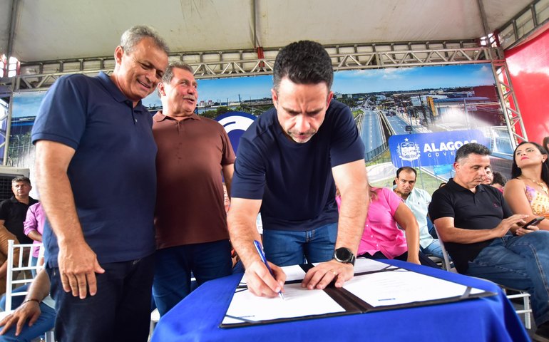 No dia do padroeiro do município, governador assina Ordens de Serviços em São José da Laje