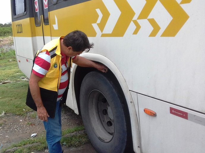 Ônibus passam por vistoria da SMTT no terminal do Eustáquio Gomes