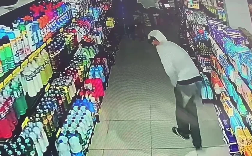 Supermercado é arrombado e furtado em Arapiraca; criminoso trocou sandálias durante o roubo