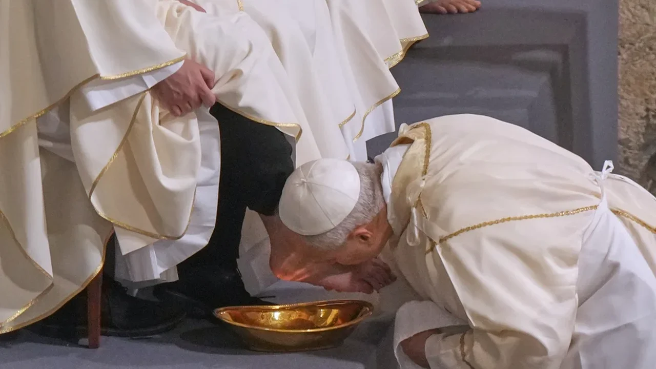 Papa Leão XIV revive a tradição do lava-pés dos sacerdotes na Quinta-feira Santa, seguindo a tradição inclusiva de Francisco
