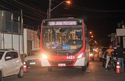 Moradores da parte alta curtem o São João Massayó com ônibus de graça até o Jaraguá