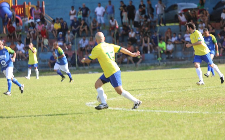 Mairiporã recebe partida de futebol solidária com a presença de craques