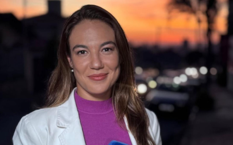 Repórter da Record é empurrada por colega da Band em cobertura, que se desculpou ao vivo