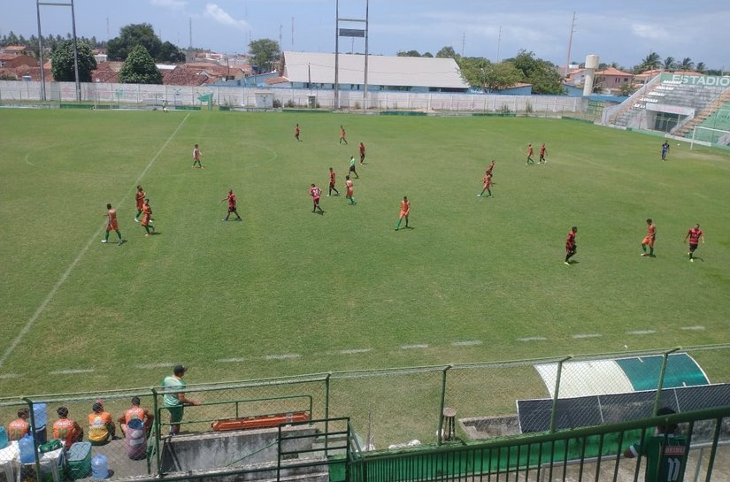 Elenco do Coruripe participou de leve trabalho na manhã desta sexta, 18