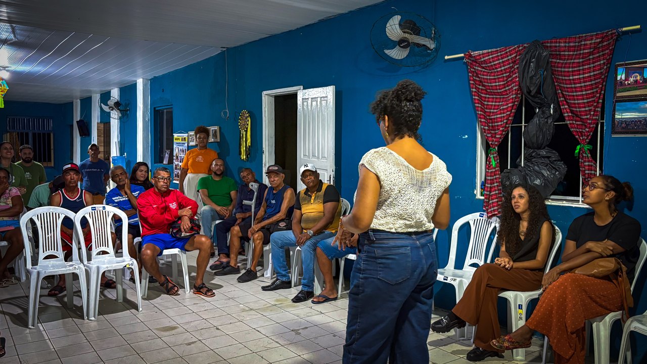 Artistas visuais se reúnem com comunidade dos Flexais para debater projeto de muralismo