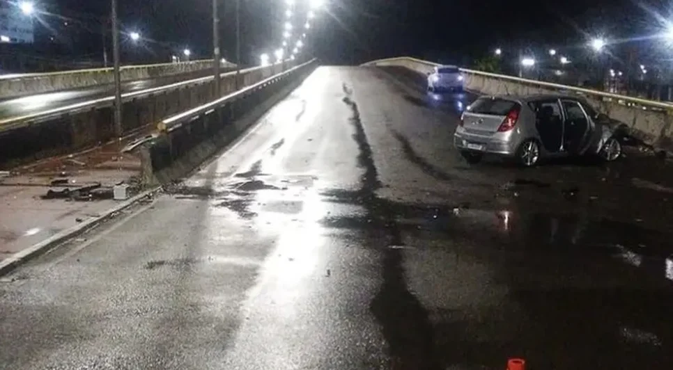 Motorista morre após colidir na mureta de viaduto em Aracaju