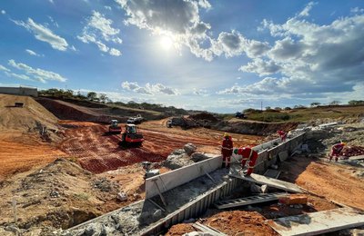 Vertedouro da Barragem do João Gomes é concluído e obra avança na construção do paredão