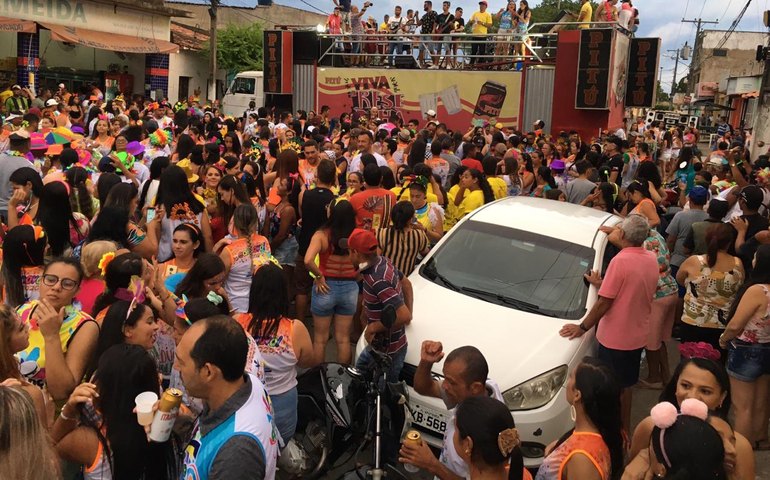 Carnaval Canoa Folia anima servidores e premia em dinheiro as melhores fantasias