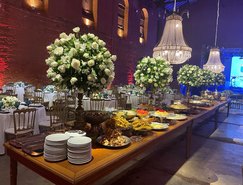 Mesa assinada por Izabel Pinheiro