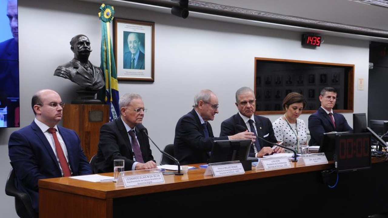 Digitalização da administração pública pode reduzir custo Brasil, afirmam debatedores